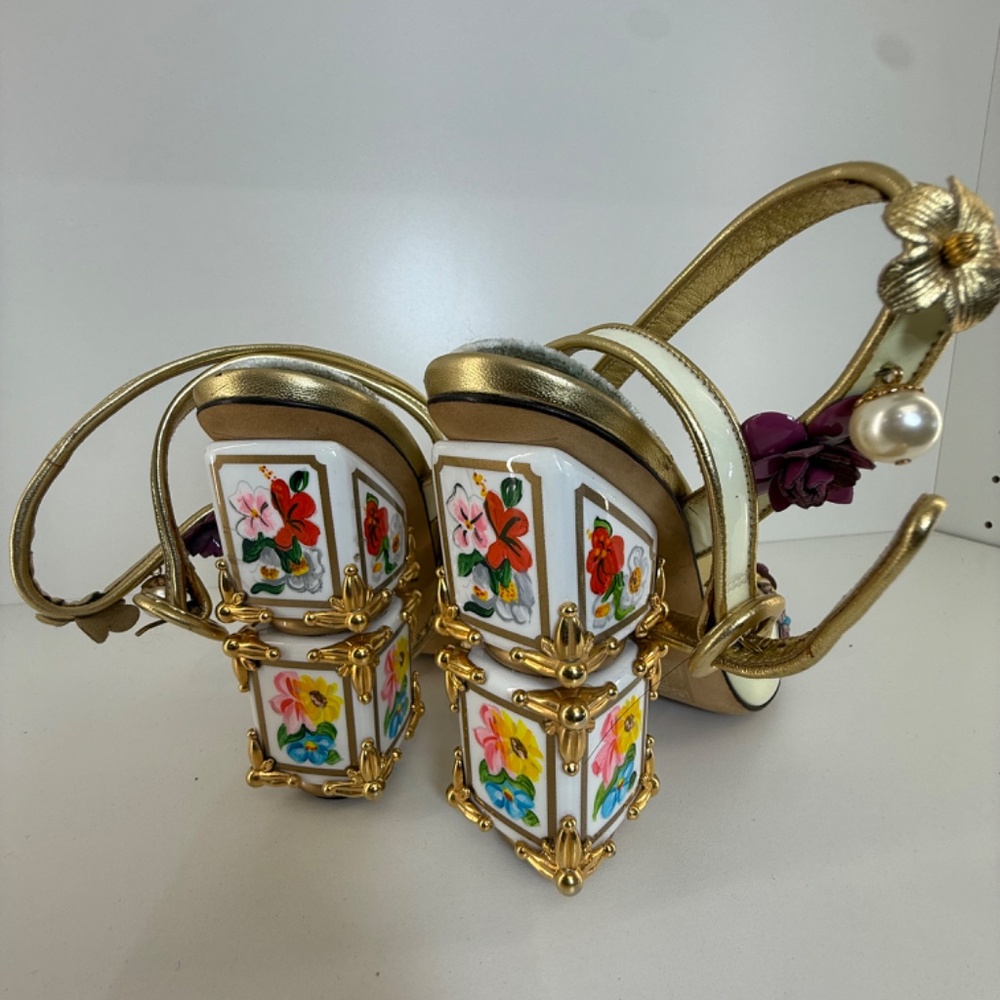 PRE OWNED DOLCE & GABBANA DESIGNER SHOE W/ STACK HEEL W MULTI DIMENSIONAL FLOWER - Picture 3 of 7